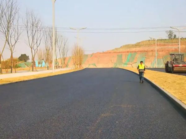 滨江沥青路面施工真有那么难搞？干了20年的老师傅掏心窝子说几句